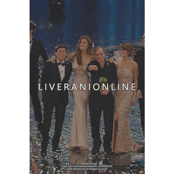 61mo FESTIVAL DELLA CANZONE ITALIANA DI SANREMO 19/02/2011 - QUINTA ED ULTIMA SERATA NELLA FOTO GIANNI MORANDI, BELEN RODRIGUEZ E ELISABETTA CANALIS CON ROBERTO VECCHIONI VINCITORE ©GAZZANIGA/AGENZIA ALDO LIVERANI SAS