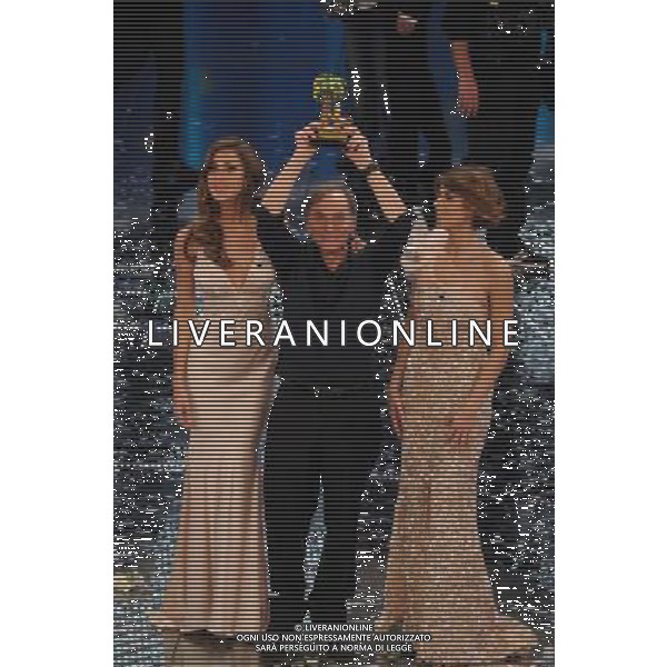 61mo FESTIVAL DELLA CANZONE ITALIANA DI SANREMO 19/02/2011 - QUINTA ED ULTIMA SERATA NELLA FOTO BELEN RODRIGUEZ E ELISABETTA CANALIS CON ROBERTO VECCHIONI VINCITORE ©GAZZANIGA/AGENZIA ALDO LIVERANI SAS