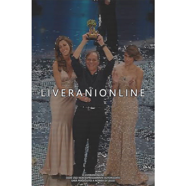 61mo FESTIVAL DELLA CANZONE ITALIANA DI SANREMO 19/02/2011 - QUINTA ED ULTIMA SERATA NELLA FOTO BELEN RODRIGUEZ E ELISABETTA CANALIS CON ROBERTO VECCHIONI VINCITORE ©GAZZANIGA/AGENZIA ALDO LIVERANI SAS