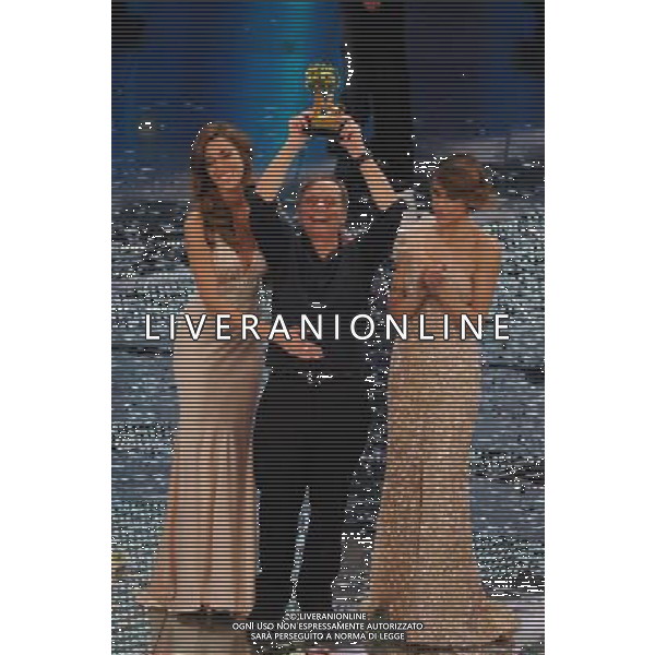 61mo FESTIVAL DELLA CANZONE ITALIANA DI SANREMO 19/02/2011 - QUINTA ED ULTIMA SERATA NELLA FOTO BELEN RODRIGUEZ E ELISABETTA CANALIS CON ROBERTO VECCHIONI VINCITORE ©GAZZANIGA/AGENZIA ALDO LIVERANI SAS