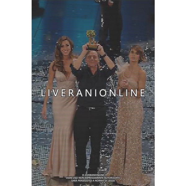 61mo FESTIVAL DELLA CANZONE ITALIANA DI SANREMO 19/02/2011 - QUINTA ED ULTIMA SERATA NELLA FOTO BELEN RODRIGUEZ E ELISABETTA CANALIS CON ROBERTO VECCHIONI VINCITORE ©GAZZANIGA/AGENZIA ALDO LIVERANI SAS