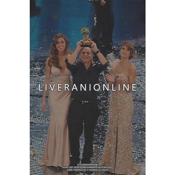 61mo FESTIVAL DELLA CANZONE ITALIANA DI SANREMO 19/02/2011 - QUINTA ED ULTIMA SERATA NELLA FOTO BELEN RODRIGUEZ E ELISABETTA CANALIS CON ROBERTO VECCHIONI VINCITORE ©GAZZANIGA/AGENZIA ALDO LIVERANI SAS