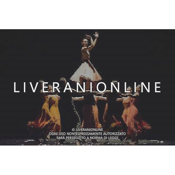 COMPAGNIA MVULA SUNGANI IN NON SOLO BOLERO CONCERTO GRAN TEATRO PADOVA NELLA FOTO: COMPAGNIA MVULA SUNGANI IN NON SOLO BOLERO @ CRISTINA CHECCHETTO - AG. ALDO LIVERANI