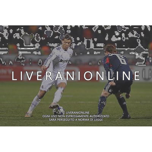 (110223) -- LYON, Feb. 23, 2011 () -- Real Madrid\'s Cristiano Ronaldo(L) tries to break through during the UEFA Champions League football match against Olympique de Lyon at the Gerland stadium in Lyon, central eastern France, Feb. 22, 2011. The match tied with a 1-1 draw. (/Laurent Zablon) (xm) ©photoshot/Agenzia Aldo Liverani Sas - ITALY ONLY - Olimpique Lione - Real Madrid Champions League 22/02/2011