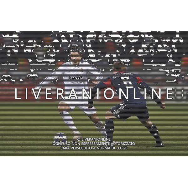 (110223) -- LYON, Feb. 23, 2011 () -- Real Madrid\'s Cristiano Ronaldo(L) breaks through during the UEFA Champions League football match against Olympique de Lyon at the Gerland stadium in Lyon, central eastern France, Feb. 22, 2011. The match tied with a 1-1 draw. (/Laurent Zablon) (xm) ©photoshot/Agenzia Aldo Liverani Sas - ITALY ONLY - Olimpique Lione - Real Madrid Champions League 22/02/2011