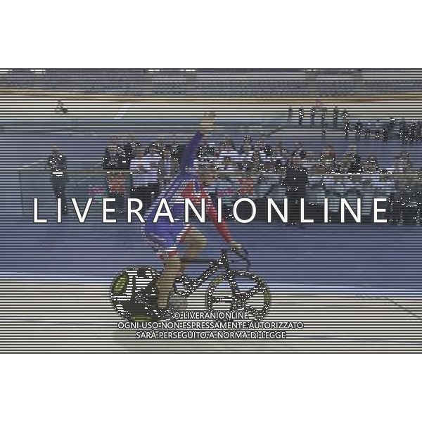 Velodrome. Velodrome completion event. The GB Cycling Team attend the official opening of the Velodrome. Sir Chris Hoy waves to the gathered crowd. ©photoshot/Agenzia Aldo Liverani Sas - ITALY ONLY - Londra 22/02/2011 - La squadra nazionale inglese di ciclismo assiste all\'apertura ufficiale del Velodromo delle Olimpiadi di Londra 2012.