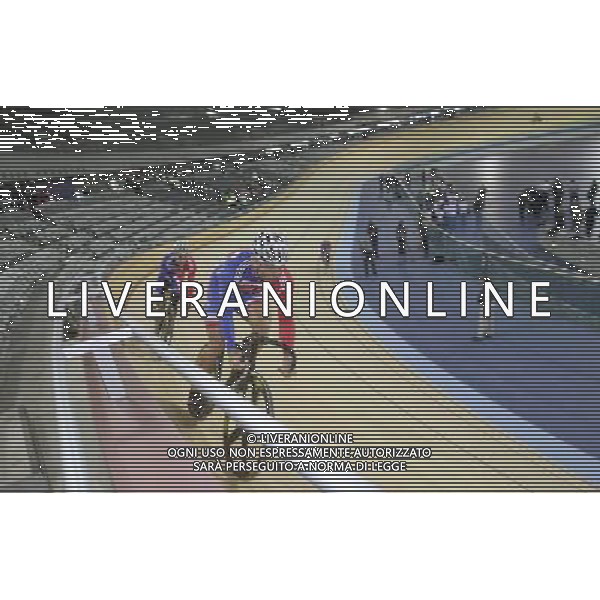 Velodrome. Velodrome completion event. The GB Cycling Team attend the official opening of the Velodrome. Sir Chris Hoy leads the way into the top of the bend. ©photoshot/Agenzia Aldo Liverani Sas - ITALY ONLY - Londra 22/02/2011 - La squadra nazionale inglese di ciclismo assiste all\'apertura ufficiale del Velodromo delle Olimpiadi di Londra 2012.