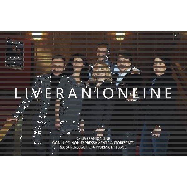 MILANO 23/2/2011 TEATRO NUOVO P.zza S. BABILA PRESENTAZIONE DELLO SPETTACOLO TEATRALE: -DADDY BLUES. UN PAPA\' PER TUTTI- DI BRUNO CHAPELLE E MARTYNE VISCIANO ADATTAMENTO E REGIA DI VINCENZO SALEMME NELLA FOTO PAOLA QUATTRINI, MARCO COLUMBRO, ADRIANO GIRALDI, ERIKA PUDDU, ADRIANO EVANGELISTI E ROBERTA FORMILLI FOTO ROMANO/AG ALDO LIVERANI