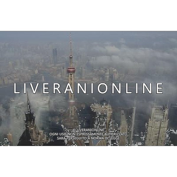 (110222) -- SHANGHAI, Feb. 22, 2011 () -- VEDUTA AEREA DELLA NEBBIA SULLA CITTA\' DI SHANGAY DOVUTA ALL\'ELEVATO TASSO DI INQUINAMENTO Photoshot (/Ren Guoqiang) (zn)-AG ALDO LIVERANI ONLY ITALY