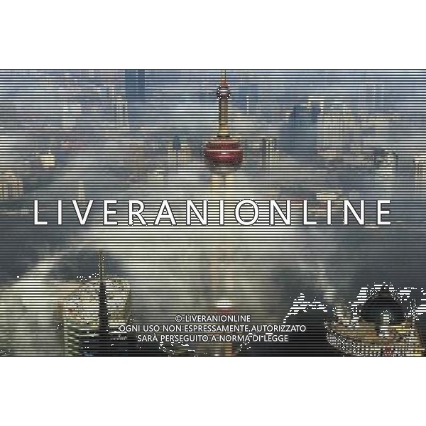 (110222) -- SHANGHAI, Feb. 22, 2011 () -- VEDUTA AEREA DELLA NEBBIA SULLA CITTA\' DI SHANGAY DOVUTA ALL\'ELEVATO TASSO DI INQUINAMENTO Photoshot (/Ren Guoqiang) (zn)-AG ALDO LIVERANI ONLY ITALY