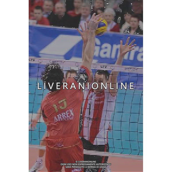 23.02.2011 RZESZOW, HALA PODPROMIE, UL. LENARTOWICZA (RZESZOW, POLAND), SIATKOWKA MEZCZYZN (MEN\'S VOLLEYBALL), POLFINAL (1/2) PUCHARU CEV (SEMI FINAL CEV CUP), MECZ ASSECO RESOVIA RZESZOW - SISLEY TREVISO (GAME ASSECO RESOVIA RZESZOW - SISLEY TREVISO) NZ GABRIELE MARUOTTI (L), TOMASZ KOWALSKI (P) FOTO MICHAL STANCZYK / CYFRASPORT/NEWSPIX.PL --- Newspix.pl /AG ALDO LIVERANI PALLAVOLO VOLLEY ASSECO RESOVIA - SISLEY TREVISO - ITALY ONLY - *** Local Caption *** .
