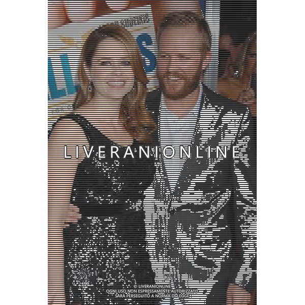 Jenna Fischer and husband Lee Kirk Photo by Janet Gough \'Hall Pass\' World Premiere at the ArcLight Hollywood Cinemas February 23, 2011 - Hollywood, California ©photoshot/AG ALDO LIVERANI SAS - ITALY ONLY - *** Local Caption *** .