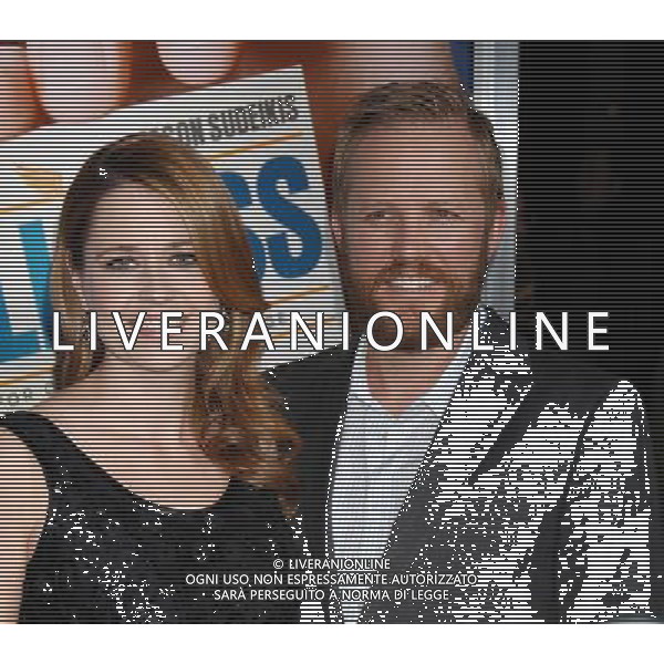 Jenna Fischer and husband Lee Kirk Photo by Janet Gough \'Hall Pass\' World Premiere at the ArcLight Hollywood Cinemas February 23, 2011 - Hollywood, California ©photoshot/AG ALDO LIVERANI SAS - ITALY ONLY - *** Local Caption *** .