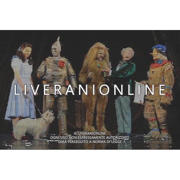 \'Il mago di Oz\'27/02/2011 Nel cast anche Daniele Speranza come Dorothy e Michael Crawford come la Creazione guidata prendere parte al photocall di \'Il mago di Oz\', che apre al Palladium di Londra questo mese. Photoshot-AGALDOLIVERANI ONLYITALY