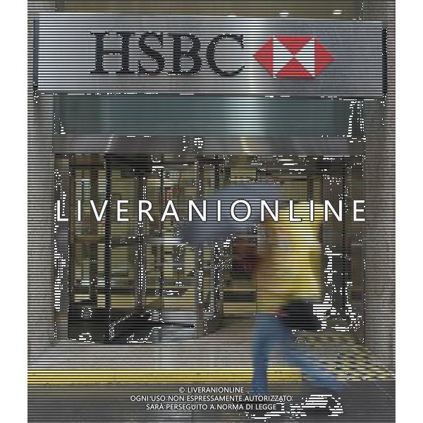 A person with an umbrella walks past a HSBC Bank branch at the financial district of Manhatten, New York, USA, 17 May 2008. Photo: Kay Nietfeld-Photoshot AG ALDO LIVERANI ONLY ITALY