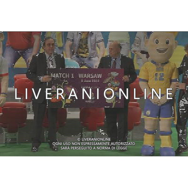 WARSZAWA 01.03.2011 INAUGURACJA SPRZEDAZY BILETOW NA EURO 2012 N Z MICHEL PLATINI GRZEGORZ LATO MICHAL PIESCIUK/ NEWSPIX.PL WARSAW 01.03.2011 BEGINNING OF EURO 2012 TICKET SALES MICHEL PLATINI GRZEGORZ LATO MICHAL PIESCIUK/ NEWSPIX.PL 2012 POLAND - UKRAIN UEFA EURO 2012 TICKETS SALES ( FOOTBALL SPORT POLAND UEFA EURO 2012 ) --- Newspix.pl /AG ALDO LIVERANI SAS UEFA EURO 2012 vendita biglietti (Sport Calcio UEFA EURO UCRAINA-POLONIA 2012) - ITALY ONLY - *** Local Caption *** .