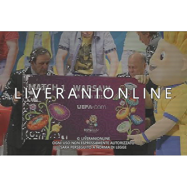 WARSZAWA 01.03.2011 INAUGURACJA SPRZEDAZY BILETOW NA EURO 2012 N Z MICHEL PLATINI GRZEGORZ LATO MICHAL PIESCIUK/ NEWSPIX.PL WARSAW 01.03.2011 BEGINNING OF EURO 2012 TICKET SALES MICHEL PLATINI GRZEGORZ LATO MICHAL PIESCIUK/ NEWSPIX.PL 2012 POLAND - UKRAIN UEFA EURO 2012 TICKETS SALES ( FOOTBALL SPORT POLAND UEFA EURO 2012 ) --- Newspix.pl /AG ALDO LIVERANI SAS UEFA EURO 2012 vendita biglietti (Sport Calcio UEFA EURO UCRAINA-POLONIA 2012) - ITALY ONLY - *** Local Caption *** .