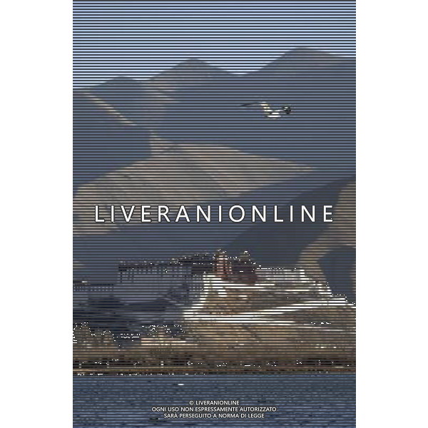 (110301) -- LHASA, March 1, 2011 () -- A bird flies over the Lhalu wetland in Lhasa, capital of southwest China\'s Tibet Autonomous Region, Feb. 28, 2011. A conservation regulation on wetlands in Tibet Autonomous Region came into force from Tuesday. (/Wen Tao)(wyo) ©photoshot/Agenzia Aldo Liverani Sas - ITALY ONLY - Paesaggio, veduta del parco Lhalu a Lhasa, capitale del sud-ovest della Cina Regione Autonoma del Tibet, 28 febbraio 2011.