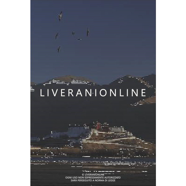 (110301) -- LHASA, March 1, 2011 () -- Birds fly over the Lhalu wetland in Lhasa, capital of southwest China\'s Tibet Autonomous Region, Feb. 28, 2011. A conservation regulation on wetlands in Tibet Autonomous Region came into force from Tuesday. (/Wen Tao)(wyo) ©photoshot/Agenzia Aldo Liverani Sas - ITALY ONLY - Paesaggio, veduta del parco Lhalu a Lhasa, capitale del sud-ovest della Cina Regione Autonoma del Tibet, 28 febbraio 2011.