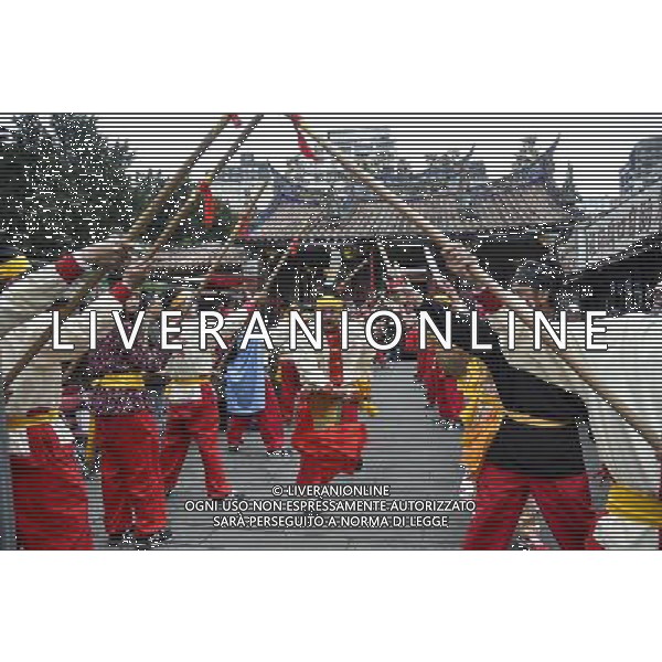 (110303) -- TAIPEI, March 3, 2011 () -- Actors perform during a news conference of \'songjiang\' martial art array, a kind of folk performance featuring the character of Chinese kungfu and traditional art, on a plaza in Taipei, southeast China\'s Taiwan, March 3, 2011. The \'songjiang\' martial art array activity, which is usually performed by 36 or 72 persons, has a history of more than 400 years. It originated in the coastal area of southeast China\'s Fujian Province. As an important festival activity of Taiwan, the folk performance will be held in Neimen of Kaohsiung of southeast China\'s Taiwan on March 12. ()(mcg) TAIPEI, 3 marzo 2011 () - Attori eseguno nel corso di una rappresentazione di matrice \'Songjiang\' ,arte marziale, una sorta di performance popolare con il personaggio di Kung Fu cinese e l\'arte tradizionale, su una piazza a Taipei, Taiwan sud-est della Cina AG. ALDO LIVERANI SAS ITALY ONLY *** Local Caption *** .