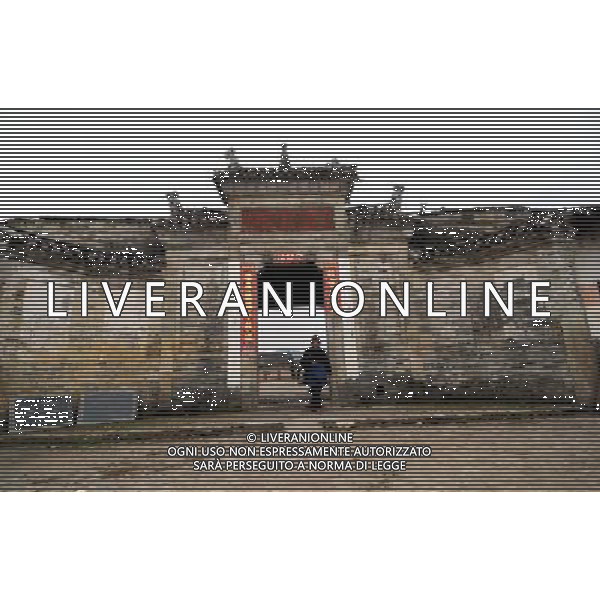 (110304) -- ANYUAN, March 4, 2011 () -- Photo taken on March 3, 2011 shows the front gate of the Hakka Dongsheng enclosed house in Anyuan County, east China\'s Jiangxi Province. Dongsheng house, one type of the typical Hakka dwellings with 94 meters long and 73 meters wide, is the largest square enclosed house for Hakka still remaining today. Built in 1842 of Qing Dynasty, the house consists of 199 rooms, nine courtyards and 18 halls, with a capacity for thousand people. More than 100 Hakka families now still live there. (/Zhou Ke)(wyo) Anyuan , casa Hakka Dongsheng racchiuso in Anyuan County, a est della Cina nella provincia del Jiangxi. Dongsheng casa, un tipo di tipiche abitazioni Hakka con 94 metri di lunghezza e 73 metri di larghezza,  la pi grande casa di piazza chiusa per Hakka ancora presenti oggi. Costruito nel 1842, della dinastia Qing, la casa si compone di 199 camere, nove cortili e 18 padiglioni, con una capienza di mille persone. Pi di 100 famiglie Hakka ora vivono ancora l“. (/ Ke Zhou) (WYO) AG. ALDO LIVERANI SAS ITALY ONLY *** Local Caption *** .
