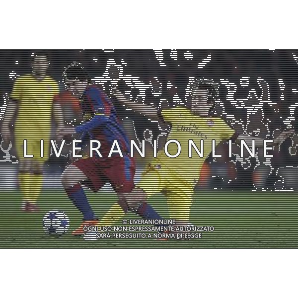 BarcelonaÇs Lionel Messi leads the ball past ArsenalÇs Thomas Rosicky during the UEFA Champions League second round of 16 match between Barcelona FC and Arsenal in the Nou Camp Stadium, Barcelona, Spain, 8 March 2011. ©photoshot/Agenzia Aldo Liverani Sas - ITALY ONLY - FC Barcelona - Arsenal secondo turno di UEFA Champions League 16 match Camp Nou, Barcellona, Spagna, 8 marzo 2011. 