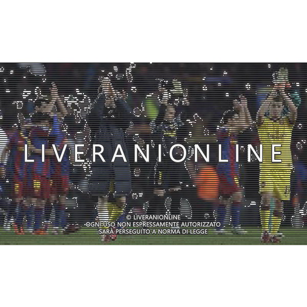 ArsenalÇs players with Cesc Fabregas (left) thank the fans after the UEFA Champions League second round of 16 match between Barcelona FC and Arsenal in the Nou Camp Stadium, Barcelona, Spain, 8 March 2011. ©photoshot/Agenzia Aldo Liverani Sas - ITALY ONLY - FC Barcelona - Arsenal secondo turno di UEFA Champions League 16 match Camp Nou, Barcellona, Spagna, 8 marzo 2011. 
