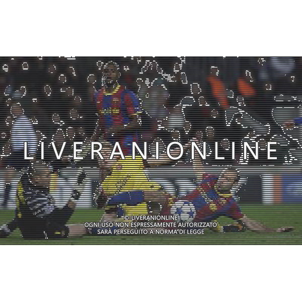 ArsenalÇs Nicklas Bendtner (centre) and BarcelonaÇs Javier Mascherano (right) fight for the ball during the UEFA Champions League second round of 16 match between Barcelona FC and Arsenal in the Nou Camp Stadium, Barcelona, Spain, 8 March 2011. ©photoshot/Agenzia Aldo Liverani Sas - ITALY ONLY - FC Barcelona - Arsenal secondo turno di UEFA Champions League 16 match Camp Nou, Barcellona, Spagna, 8 marzo 2011. 
