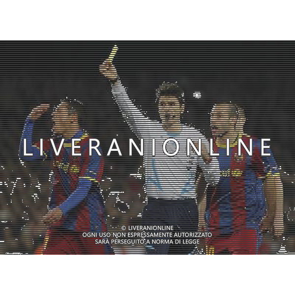 FC Barcelona\'s Adriano Correia (l) and Javier Mascherano (r) have words with the referee Massimo Busacca during UEFA Champions League match.March 8,2011. Photo: Acero / Alterphotos / ALFAQUI /AG ALDO LIVERANI SAS CHAMPIONS LEAGUE BARCELLONA ARSENAL - ITALY ONLY -