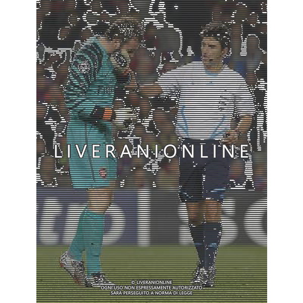 Arsenal\'s Manuel Almunia (l) and the referee Massimo Busacca during UEFA Champions League match.March 8,2011. Photo: Acero / Alterphotos / ALFAQUI /AG ALDO LIVERANI SAS CHAMPIONS LEAGUE BARCELLONA ARSENAL - ITALY ONLY -