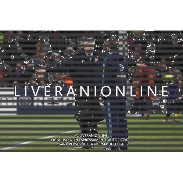 Arsenal\'s Arsene Wenger have words with the 4th referee Alain Bieri during UEFA Champions League match.March 8,2011. Photo: Acero / Alterphotos / ALFAQUI /AG ALDO LIVERANI SAS CHAMPIONS LEAGUE BARCELLONA ARSENAL - ITALY ONLY -