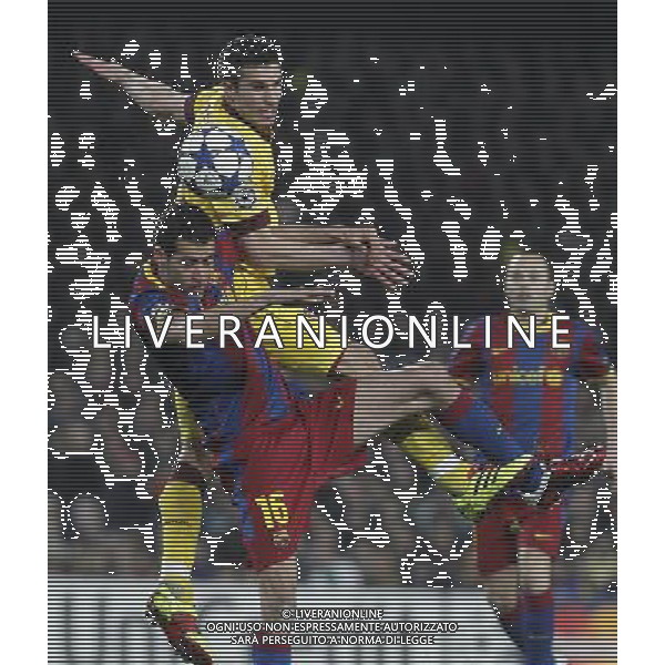 FC Barcelona\'s Sergio Busquets (d) and Arsenal\'s Robin Van Persie (t) during UEFA Champions League match.March 8,2011. Photo: Acero / Alterphotos / ALFAQUI /AG ALDO LIVERANI SAS CHAMPIONS LEAGUE BARCELLONA ARSENAL - ITALY ONLY -
