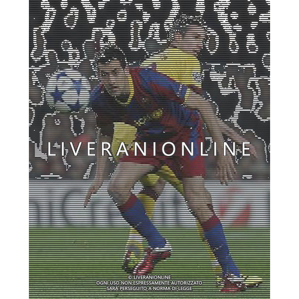 FC Barcelona\'s Sergio Busquets (f) and Arsenal\'s Robin Van Persie during UEFA Champions League match.March 8,2011. Photo: Acero / Alterphotos / ALFAQUI /AG ALDO LIVERANI SAS CHAMPIONS LEAGUE BARCELLONA ARSENAL - ITALY ONLY -