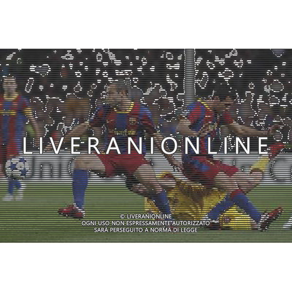 FC Barcelona\'s Sergio Busquets (r) and Javier Mascherano (l) and Arsenal\'s Cesc Fabregas during UEFA Champions League match.March 8,2011. Photo: Acero / Alterphotos / ALFAQUI /AG ALDO LIVERANI SAS CHAMPIONS LEAGUE BARCELLONA ARSENAL - ITALY ONLY -