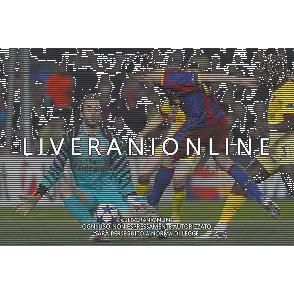 FC Barcelona\'s David Villa (r) and Arsenal\'s Manuel Almunia during UEFA Champions League match.March 8,2011. Photo: Acero / Alterphotos / ALFAQUI /AG ALDO LIVERANI SAS CHAMPIONS LEAGUE BARCELLONA ARSENAL - ITALY ONLY -