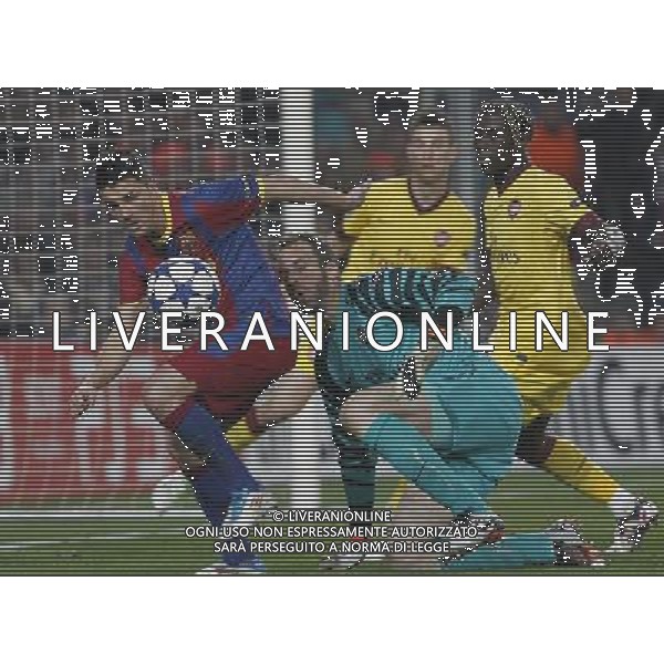 FC Barcelona\'s David Villa (l) and Arsenal\'s Manuel Almunia during UEFA Champions League match.March 8,2011. Photo: Acero / Alterphotos / ALFAQUI /AG ALDO LIVERANI SAS CHAMPIONS LEAGUE BARCELLONA ARSENAL - ITALY ONLY -