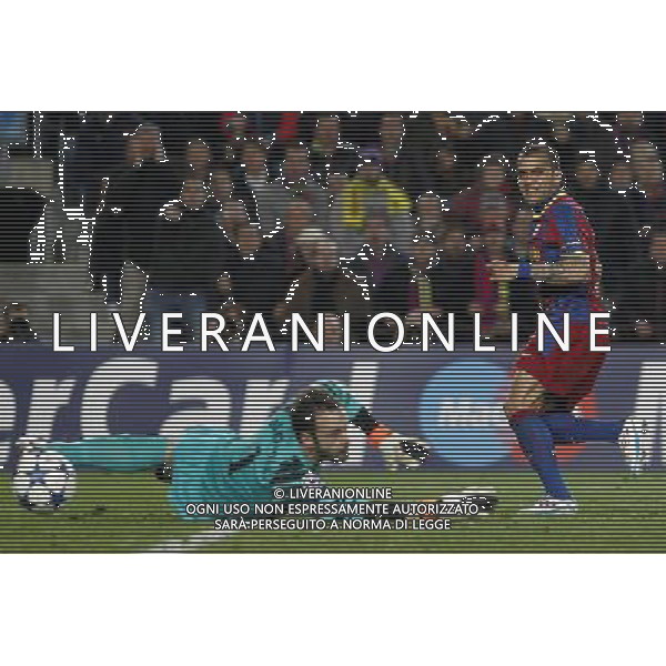 FC Barcelona\'s Daniel Alves (r) and Arsenal\'s Manuel Almunia during UEFA Champions League match.March 8,2011. Photo: Acero / Alterphotos / ALFAQUI /AG ALDO LIVERANI SAS CHAMPIONS LEAGUE BARCELLONA ARSENAL - ITALY ONLY -