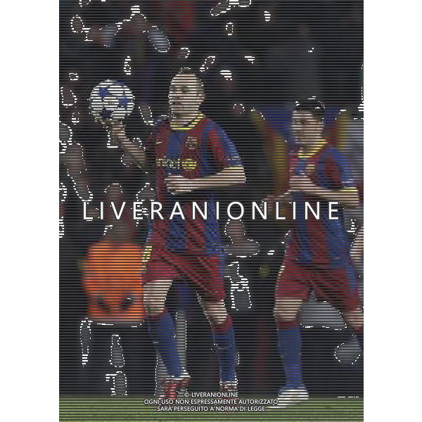 Barcelona\'s Andres Iniesta with the ball after the team\'s second goal against Arsenal during the UEFA Champions League second round of 16 match between Barcelona FC and Arsenal in the Nou Camp Stadium, Barcelona, Spain, 8 March 2011. Barcelona won 3-1. AG. ALDO LIVERANI SAS ITALY ONLY *** Local Caption *** .