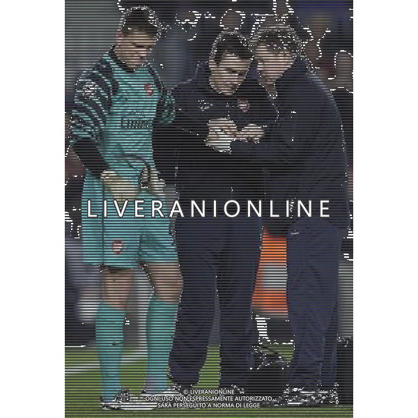 Arsenal\'s goalkeeper Wojciech Szczesny receives treatment on a injured finger during the UEFA Champions League second round of 16 match between Barcelona FC and Arsenal in the Nou Camp Stadium, Barcelona, Spain, 8 March 2011. Barcelona won 3-1. AG. ALDO LIVERANI SAS ITALY ONLY *** Local Caption *** .