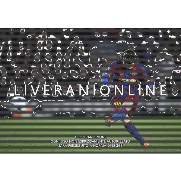 Barcelona\'s Lionel Messi shoots a free kick during the UEFA Champions League second round of 16 match between Barcelona FC and Arsenal in the Nou Camp Stadium, Barcelona, Spain, 8 March 2011. Barcelona won 3-1. AG. ALDO LIVERANI SAS ITALY ONLY *** Local Caption *** .