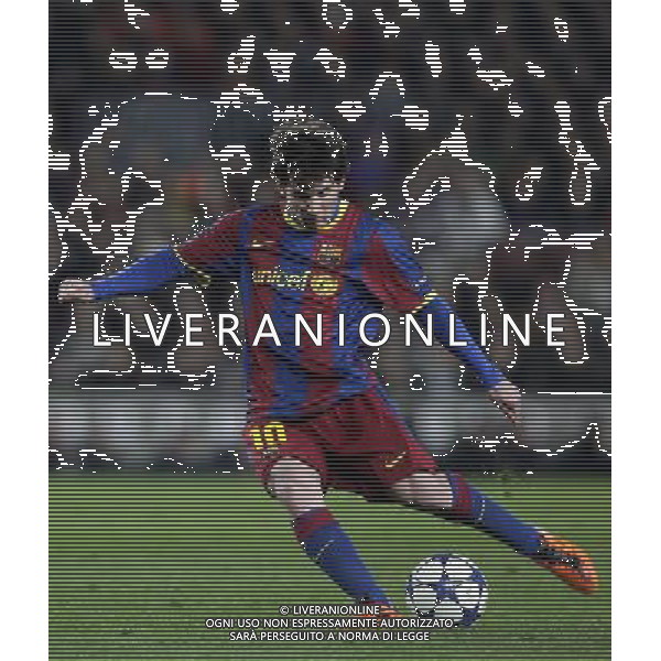 Barcelona\'s Lionel Messi shoots a free kick during the UEFA Champions League second round of 16 match between Barcelona FC and Arsenal in the Nou Camp Stadium, Barcelona, Spain, 8 March 2011. Barcelona won 3-1. AG. ALDO LIVERANI SAS ITALY ONLY *** Local Caption *** .