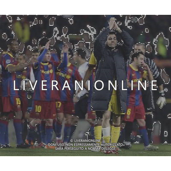 Arsenal\'s Cesc Fabregas thanks the fans after the UEFA Champions League second round of 16 match between Barcelona FC and Arsenal in the Nou Camp Stadium, Barcelona, Spain, 8 March 2011. Barcelona won 3-1. AG. ALDO LIVERANI SAS ITALY ONLY *** Local Caption *** .