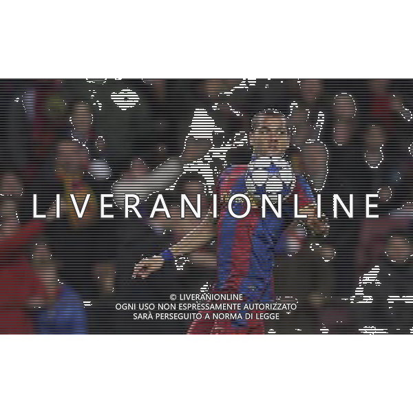 Barcelona\'s Daniel Alves controls the ball during the UEFA Champions League second round of 16 match between Barcelona FC and Arsenal in the Nou Camp Stadium, Barcelona, Spain, 8 March 2011. Barcelona won 3-1. AG. ALDO LIVERANI SAS ITALY ONLY *** Local Caption *** .