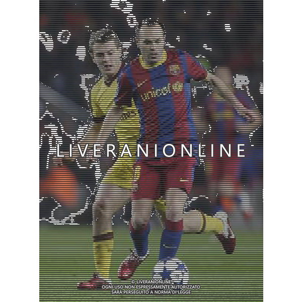 Barcelona\'s Andres Iniesta leads the ball in front of Arsenal\'s Jack Wilshere during the UEFA Champions League second round of 16 match between Barcelona FC and Arsenal in the Nou Camp Stadium, Barcelona, Spain, 8 March 2011. Barcelona won 3-1. AG. ALDO LIVERANI SAS ITALY ONLY *** Local Caption *** .