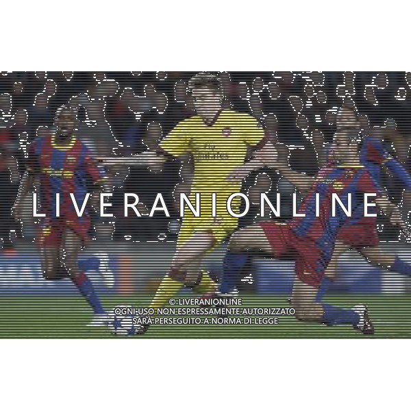 Arsenal\'s Nicklas Bendtner (left) and Barcelona\'s Javier Mascherano (right) during the UEFA Champions League second round of 16 match between Barcelona FC and Arsenal in the Nou Camp Stadium, Barcelona, Spain, 8 March 2011. Barcelona won 3-1. AG. ALDO LIVERANI SAS ITALY ONLY *** Local Caption *** .