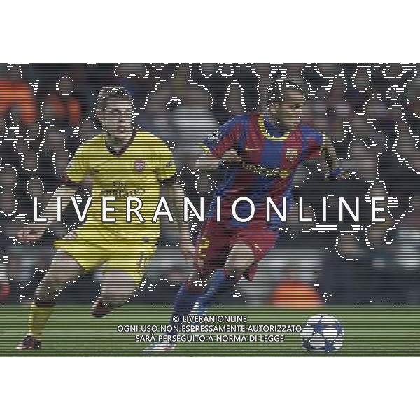 Barcelona\'s Daniel Alves (right) leads the ball next to Arsenal\'s Jack Wilshere during the UEFA Champions League second round of 16 match between Barcelona FC and Arsenal in the Nou Camp Stadium, Barcelona, Spain, 8 March 2011. Barcelona won 3-1. AG. ALDO LIVERANI SAS ITALY ONLY *** Local Caption *** .