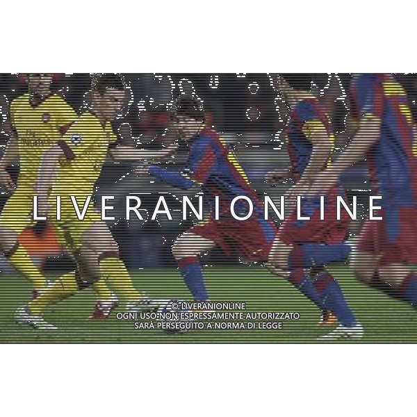 Barcelona\'s Lionel Messi (centre) eyes the ball during the UEFA Champions League second round of 16 match between Barcelona FC and Arsenal in the Nou Camp Stadium, Barcelona, Spain, 8 March 2011. Barcelona won 3-1. AG. ALDO LIVERANI SAS ITALY ONLY *** Local Caption *** .
