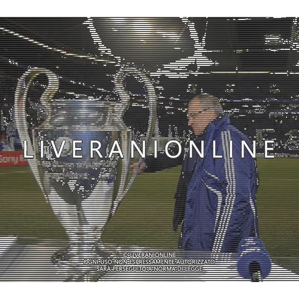 firo : Fussball, 09.03.2011 CL, Champions League, Achtelfinale, Saison 2010/2011 FC Schalke 04 - FC Valencia 3:1 Trainer Felix MAGATH geht am Champions League Pokal vorbeiCALCIO Champions League, FC Schalke 04 - FC Valencia ©FIROSPORTPHOTO/AG ALDO LIVERANI SAS - ITALY ONLY - *** Local Caption *** .