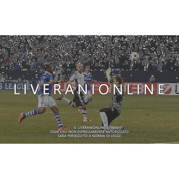 firo : Fussball, 09.03.2011 CL, Champions League, Achtelfinale, Saison 2010/2011 FC Schalke 04 - FC Valencia 3:1 Tor FARFAN, Schalke zum 3:1 gegen Torwart GUAITA CALCIO Champions League, FC Schalke 04 - FC Valencia ©FIROSPORTPHOTO/AG ALDO LIVERANI SAS - ITALY ONLY - *** Local Caption *** .