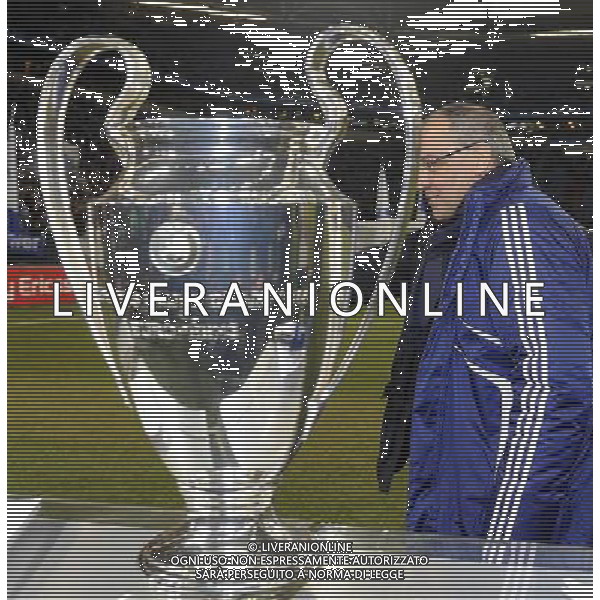 firo : ,Fussball, 09.03.2011 CL, Champions League, Achtelfinale, Saison 2010/2011 FC Schalke 04 - FC Valencia 3:1 Trainer Felix MAGATH, Schalke und der Champions League Pokal CALCIO Champions League, FC Schalke 04 - FC Valencia ©FIROSPORTPHOTO/AG ALDO LIVERANI SAS - ITALY ONLY - *** Local Caption *** .